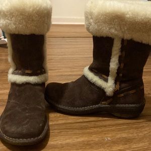 Size 7 narrow. I absolutely LOVE. These  are fully insulated Sherpa